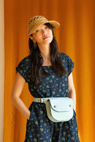 Ceinture en cuir recyclé bleu poudre de la collection Amaru, élégante et pratique avec des compartiments discrets.