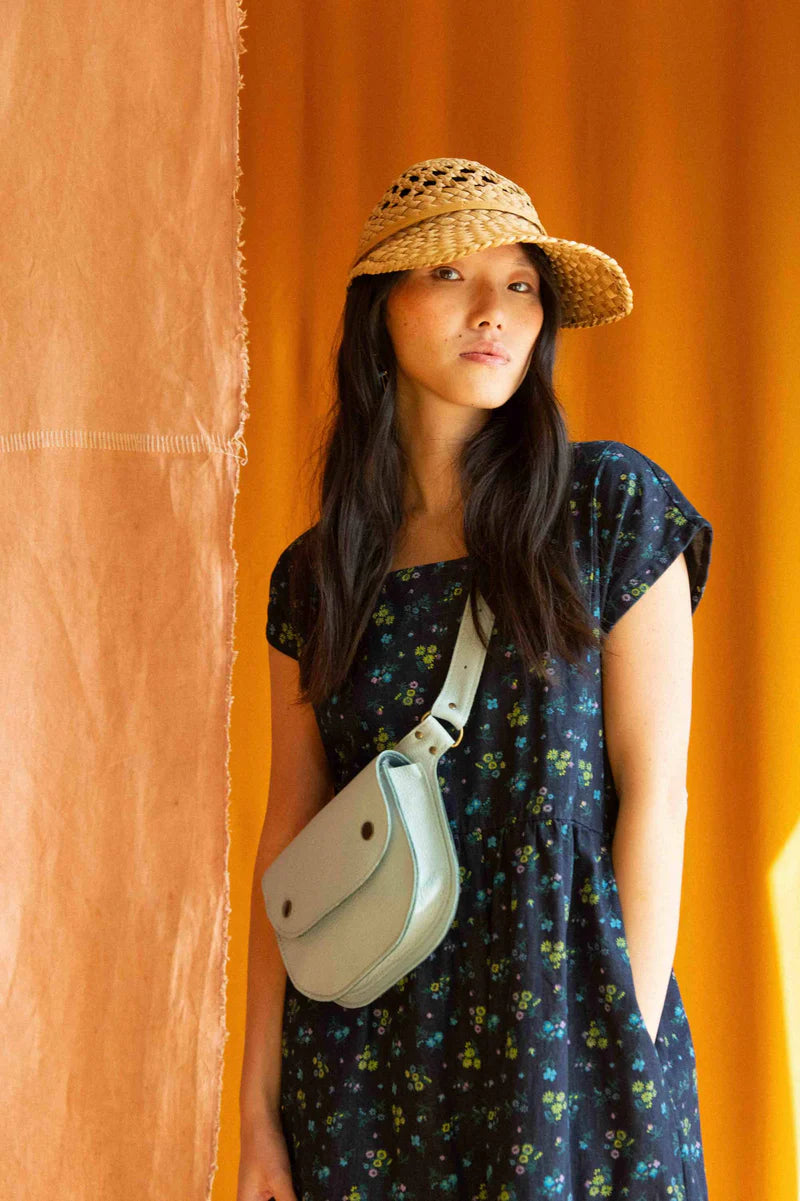 Ceinture en cuir recyclé bleu poudre de la collection Amaru, élégante et pratique avec des compartiments discrets.