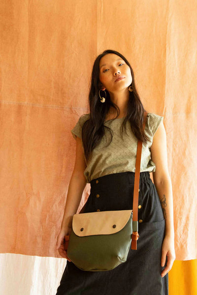 Sac Mahwa en olive et crème, offrant un style chic et une finition de haute qualité pour les amateurs de mode.
