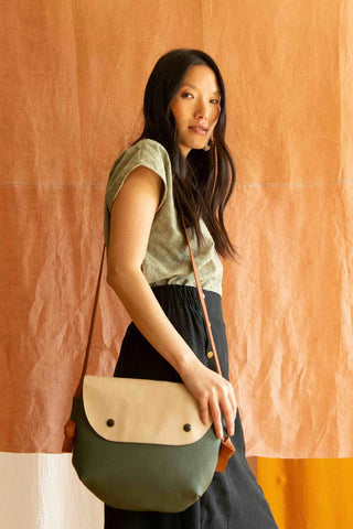 Sac Mahwa en olive et crème, offrant un style chic et une finition de haute qualité pour les amateurs de mode.