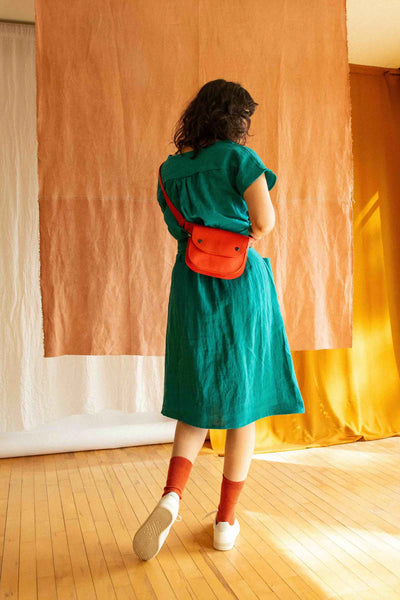 Ceinture pochette Amaru en cuir recyclé corail, fusionnant mode et fonctionnalité avec un impact écologique réduit.