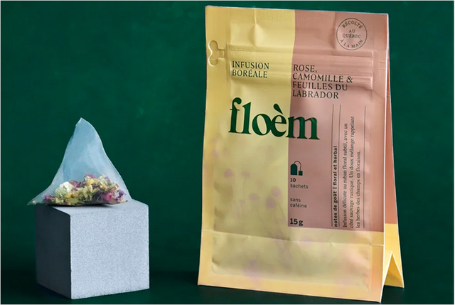 Infusion Floèm rose, camomille et feuilles du Labrador en sachet pyramide, une des meilleures idées cadeaux locales.