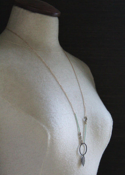 Collier Echo présenté élégamment, mettant en valeur un design minimaliste, populaire au Canada.