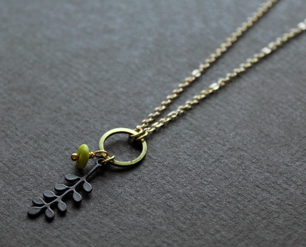 Collier Solis mis en valeur par une présentation stylée, soulignant des designs élégants pour femmes.