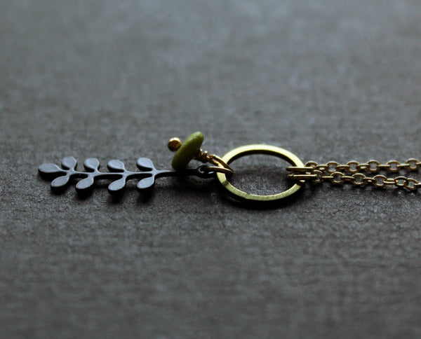Collier Solis mis en valeur par une présentation stylée, soulignant des designs élégants pour femmes.