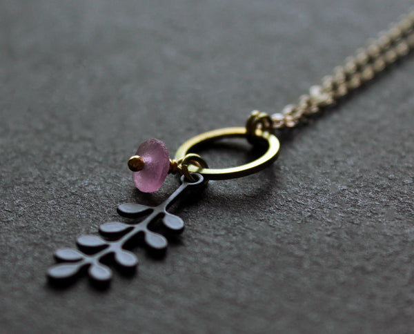 Collier Solis mis en valeur par une présentation stylée, soulignant des designs élégants pour femmes.