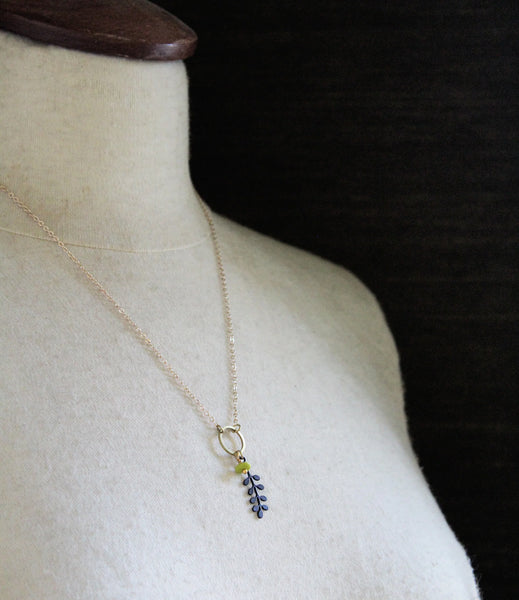 Collier Solis mis en valeur par une présentation stylée, soulignant des designs élégants pour femmes.