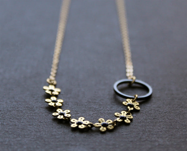 Collier Margo présenté dans un cadre sophistiqué, idéal pour la mode féminine moderne au Canada.
