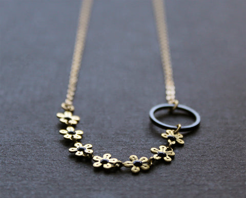 Collier Margo présenté dans un cadre sophistiqué, idéal pour la mode féminine moderne au Canada.