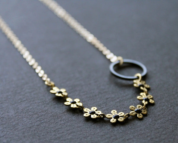 Collier Margo présenté dans un cadre sophistiqué, idéal pour la mode féminine moderne au Canada.