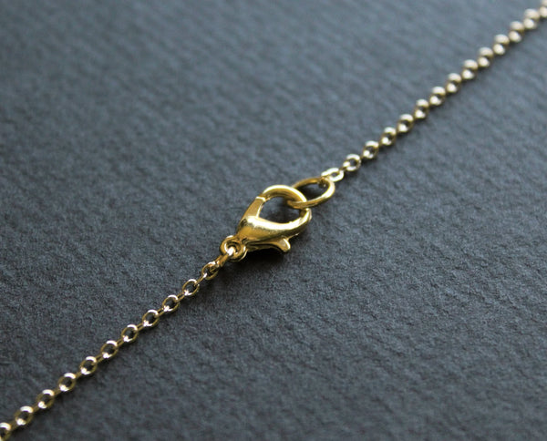 Collier Margo présenté dans un cadre sophistiqué, idéal pour la mode féminine moderne au Canada.