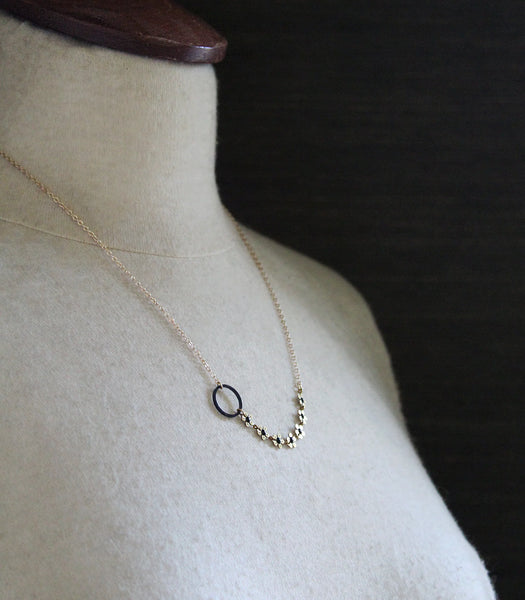 Collier Margo présenté dans un cadre sophistiqué, idéal pour la mode féminine moderne au Canada.
