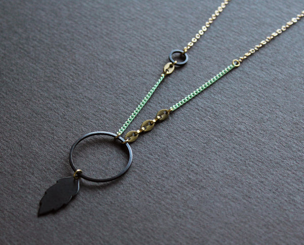 Collier Echo présenté élégamment, mettant en valeur un design minimaliste, populaire au Canada.