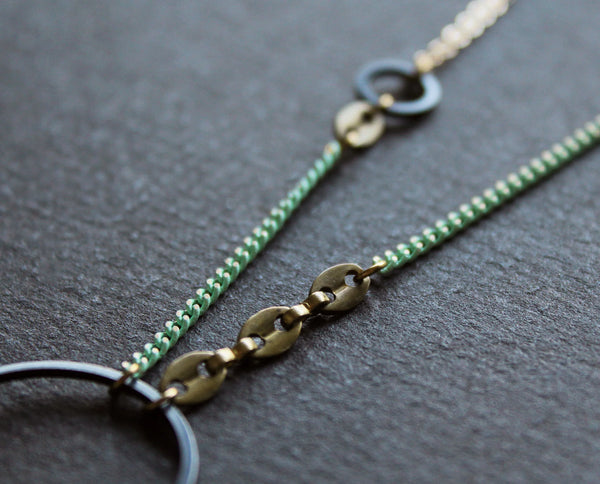 Collier Echo présenté élégamment, mettant en valeur un design minimaliste, populaire au Canada.