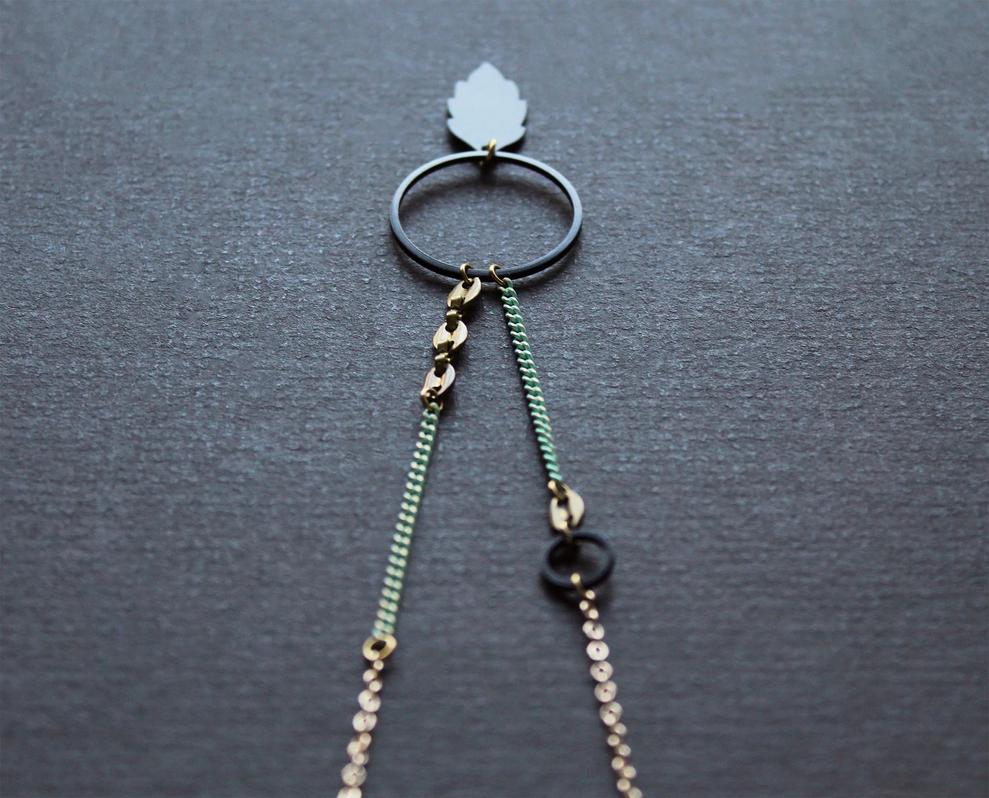 Collier Echo présenté élégamment, mettant en valeur un design minimaliste, populaire au Canada.