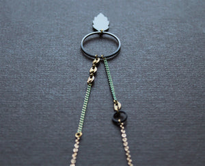 Collier Echo présenté élégamment, mettant en valeur un design minimaliste, populaire au Canada.