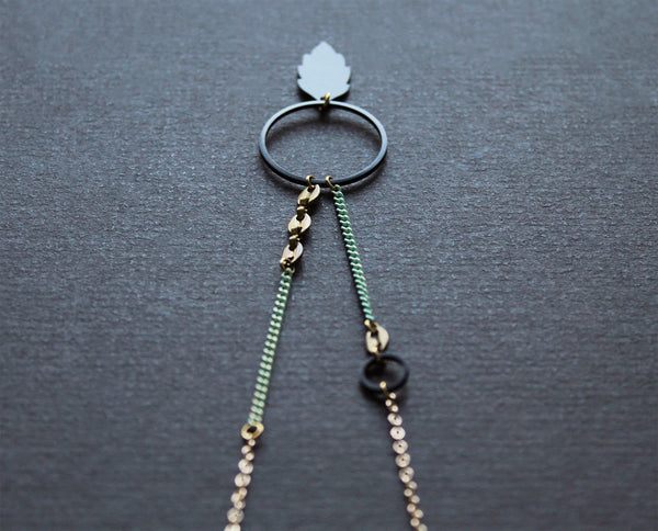 Collier Echo présenté élégamment, mettant en valeur un design minimaliste, populaire au Canada.