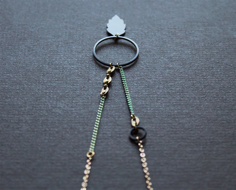 Collier Echo présenté élégamment, mettant en valeur un design minimaliste, populaire au Canada.