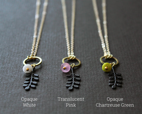 Collier Solis mis en valeur par une présentation stylée, soulignant des designs élégants pour femmes.