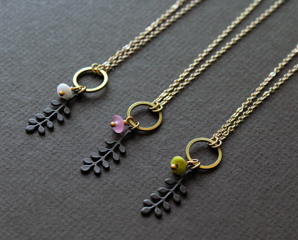 Collier Solis mis en valeur par une présentation stylée, soulignant des designs élégants pour femmes.