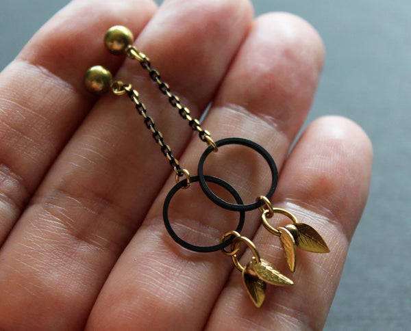 Boucles d'oreilles Valda. Elles sont parfaites pour ajouter une touche sophistiquée avec des boucles d'oreilles pendantes.