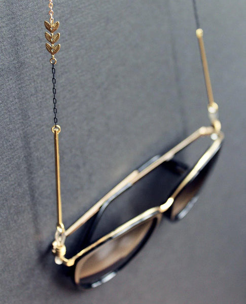 Chaîne pour lunettes Clovia, combinant des accessoires pratiques et à la mode pour lunettes.