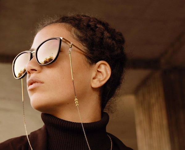 Chaîne pour lunettes Clovia, combinant des accessoires pratiques et à la mode pour lunettes.