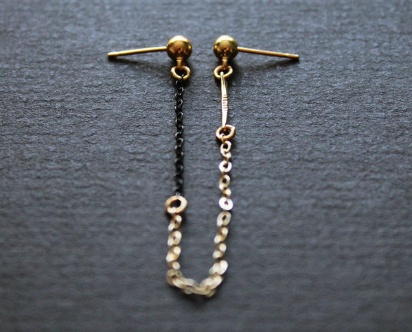 Boucles d'oreilles à double anneau Paula présentées avec élégance, idéales pour les amateurs de boucles d'oreilles pendantes.