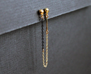 Boucles d'oreilles à double anneau Paula présentées avec élégance, idéales pour les amateurs de boucles d'oreilles pendantes.