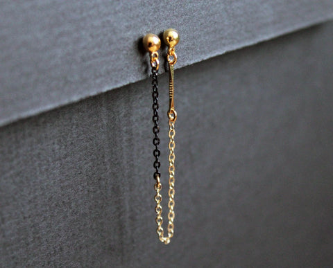 Boucles d'oreilles à double anneau Paula présentées avec élégance, idéales pour les amateurs de boucles d'oreilles pendantes.