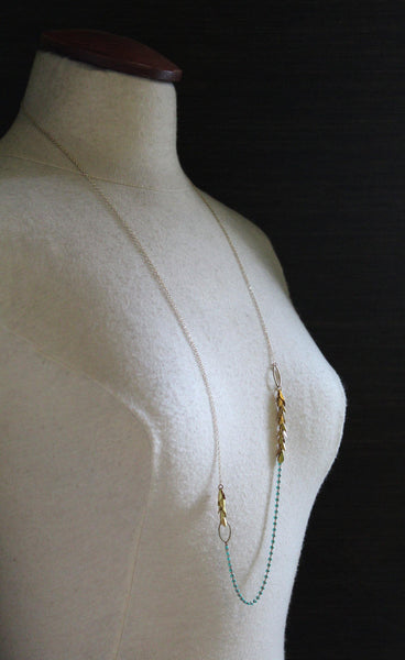 Collier Uzima, mettant en lumière des accessoires élégants pour femmes, disponible au Canada.
