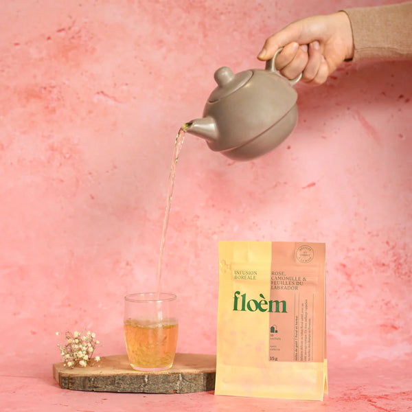 Infusion Rose et Camomille, combinant pétales de rose délicats et camomille relaxante pour une infusion apaisante.