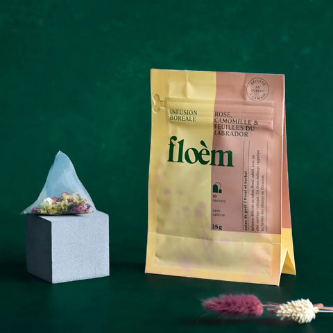 Infusion Rose et Camomille, combinant pétales de rose délicats et camomille relaxante pour une infusion apaisante.