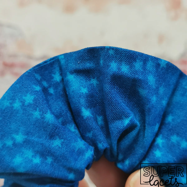 Chouchou Etoiles bleu sur fond bleu