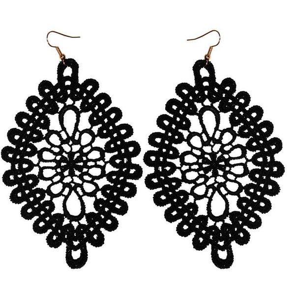 Boucles d'oreilles persanes avec un design en filigrane détaillé, style classique pendantes.