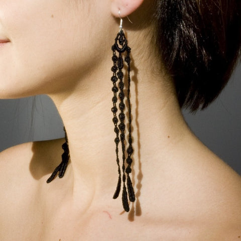 Boucles d'oreilles Seagrass élégantes, réalisées à la main avec des perles vertes évoquant la beauté de la mer.