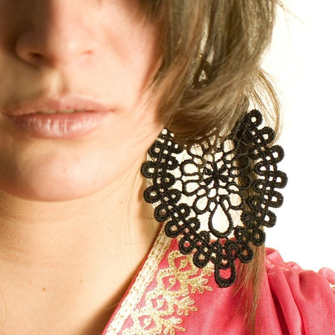 Boucles d'oreilles persanes avec un design en filigrane détaillé, style classique pendantes.